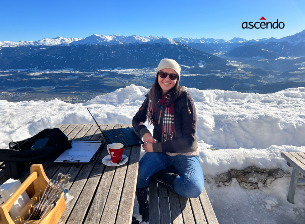 Digitale Nomaden haben den Ruf gutes Wetter und Meer zu jagen, doch auch Berghütten bieten sich als Arbeitsplatz an. Hier hat man eine atemberaubende Aussicht über die angezuckerten Alpen.